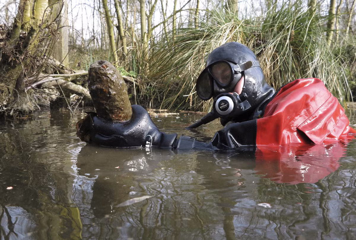Hay thậm chí là những quả đạn pháo xịt cũng vẫn được tìm thấy. Nguồn ảnh: TA.