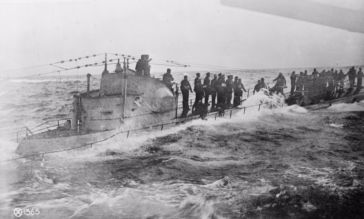 Thủy thủ cùng tàu ngầm Đức đầu hàng Hải quân Mỹ sau khi chiến tranh thế giới thứ nhất kết thúc. Nguồn ảnh: Boston.