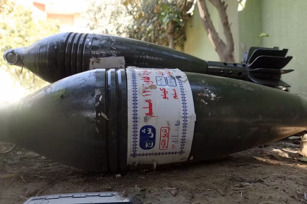 Các loại máy móc, công cụ để chế tạo vũ khí có lẽ đã được phiến quân IS mang theo khi rút lui, tuy nhiên nhìn vào những "thành quả" này chúng ta cũng ít nhiều có thể đoán ra được công nghệ có phần thủ công mà IS sử dụng trong việc chế tạo vũ khí. Nguồn ảnh: QQ.