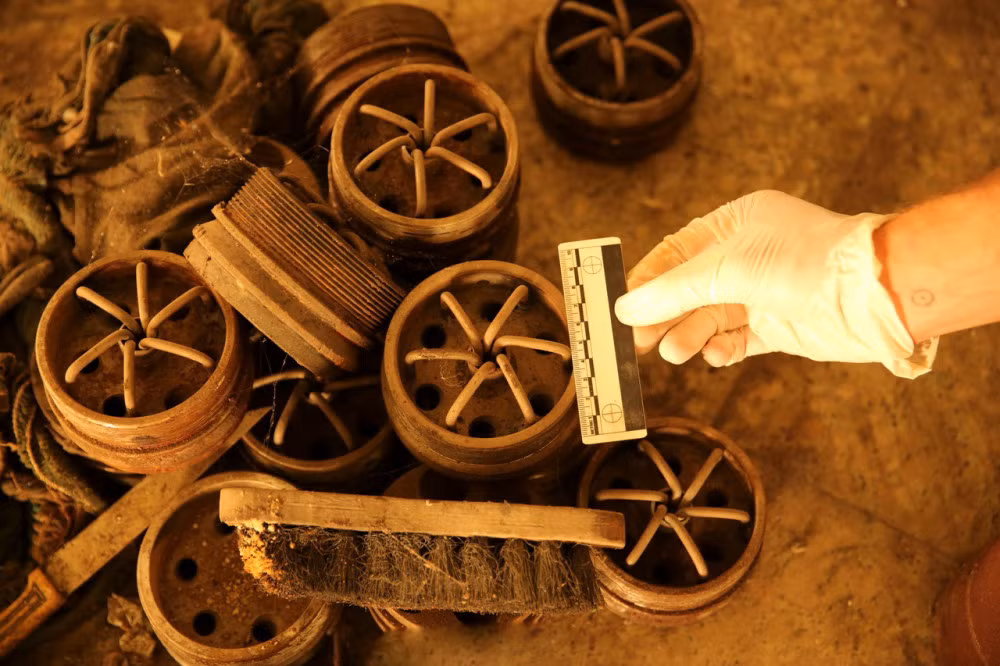 Những phần đuôi tên lửa chưa được lắp đặt được tìm thấy trong một nhà kho, những chi tiết này thường đã gỉ sét và trở nên rất cũ kỹ, từ các vật chứng này các chuyên gia có thể tìm ra được đầu mối cung cấp vũ khí cho quân IS. Nguồn ảnh: QQ.