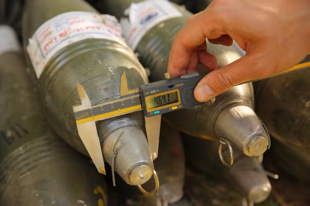 Cũng có một số lượng không nhỏ các loại đạn pháo đã được lắp ngòi nổ sẵn sàng đưa vào sử dụng được tìm thấy, có lẽ trong lúc lui quân phía IS đã không có đủ thời gian để tiêu hủy hết số vũ khí này. Nguồn ảnh: QQ.