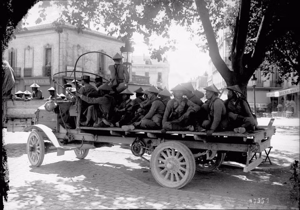 Xe tải chở những người lính An Nam ra mặt trận, ảnh chụp năm 1916 trong chiến tranh thế giới thứ nhất. Nguồn ảnh: Fbhaison.