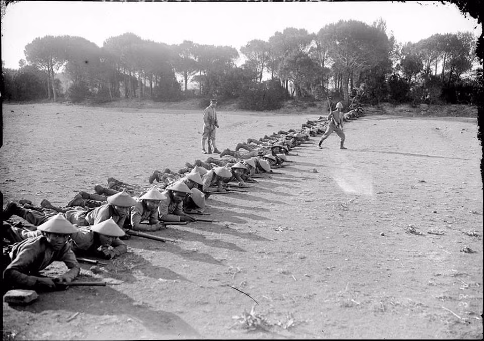 Trại huấn luyện binh lính An Nam với 2 sỹ quan chỉ huy, một người Pháp và một người Việt. Nguồn ảnh: Fbhaison.