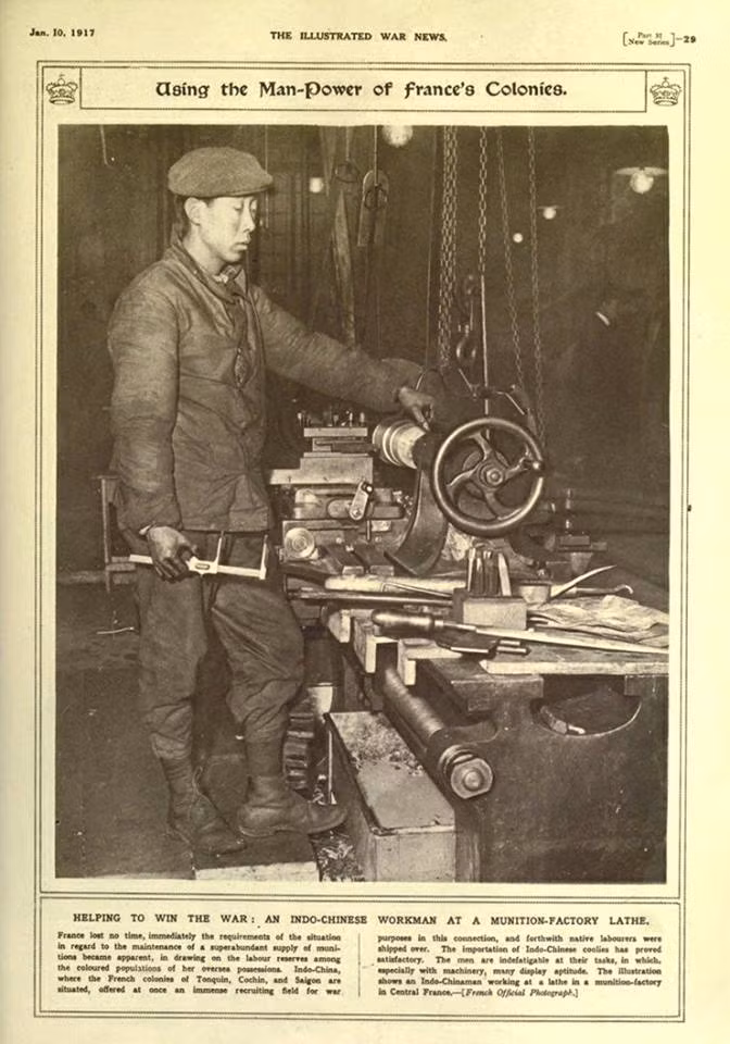 Một người công nhân đến từ Đông Dương đang vận hành hệ thống máy công nghiệp sản xuất, ảnh được đăng tải bởi The Illustrated War News số ra ngày 10/1/1917. Ngoài việc phải tham gia chiến đấu, rất nhiều người An Nam đã bị đưa sang Pháp để tham gia vào công việc sản xuất. Trong CTTG 2 khi quân Pháp thất thủ người Đức đã tưởng nhầm những công nhân này là... lính đánh thuê từ các đơn vị Lê Dương trốn ra nên đã bắt giữ, tù đây, thậm chí đẩy họ ra chiến trường thêm một lần nữa. Nguồn ảnh: Fbhaison.