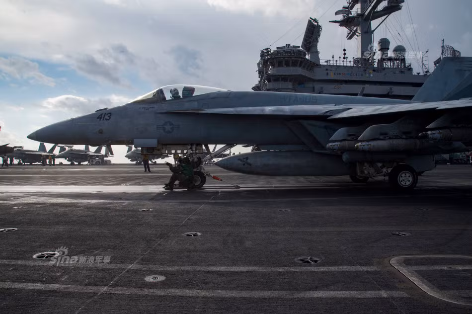 Chiếc F/A-18E/F trên USS Eisenhower của Mỹ chuẩn bị cất cánh. Nguồn ảnh: Sina.