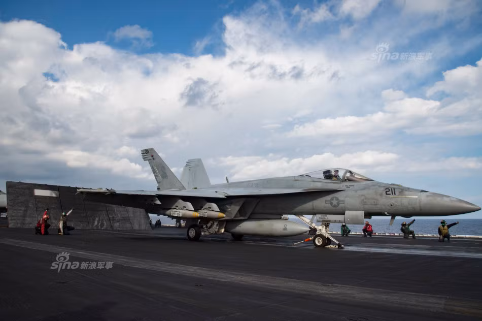 USS Eisenhower có khả năng chứa tới 90 chiếc máy bay F/A-18 giúp cung cấp một sức mạnh không lực khủng khiếp. Nguồn ảnh: Sina.