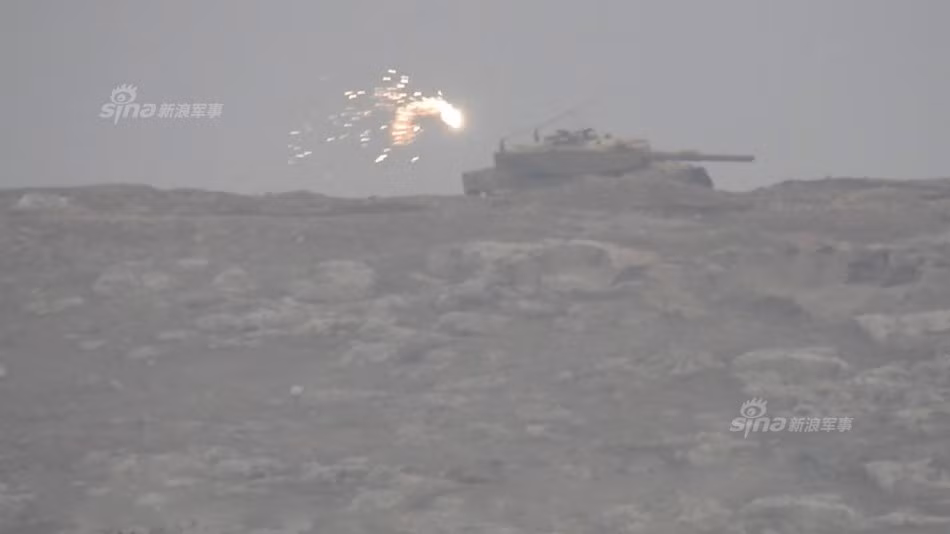 Kể từ khi gửi quân đội đến Syria tham chiến, Thổ Nhĩ Kỳ đã phải chịu tổn thất khá lớn khi chỉ trong vòng một tuần qua liên tiếp những chiếc xe tăng Leopard 2A4 bị hạ gục bởi tên lửa TOW của phiến quân. Nguồn ảnh: Sina.