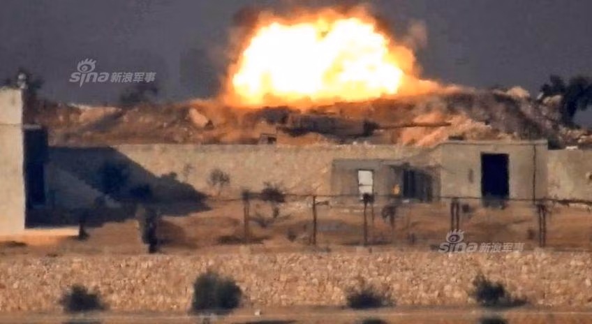 Quả tên lửa gây ra một vụ nổ lớn, chắc chắn chiếc Leopard 2 đã bị loại khỏi cuộc chiến hoàn toàn sau phát đạn này. Nguồn ảnh: Sina.