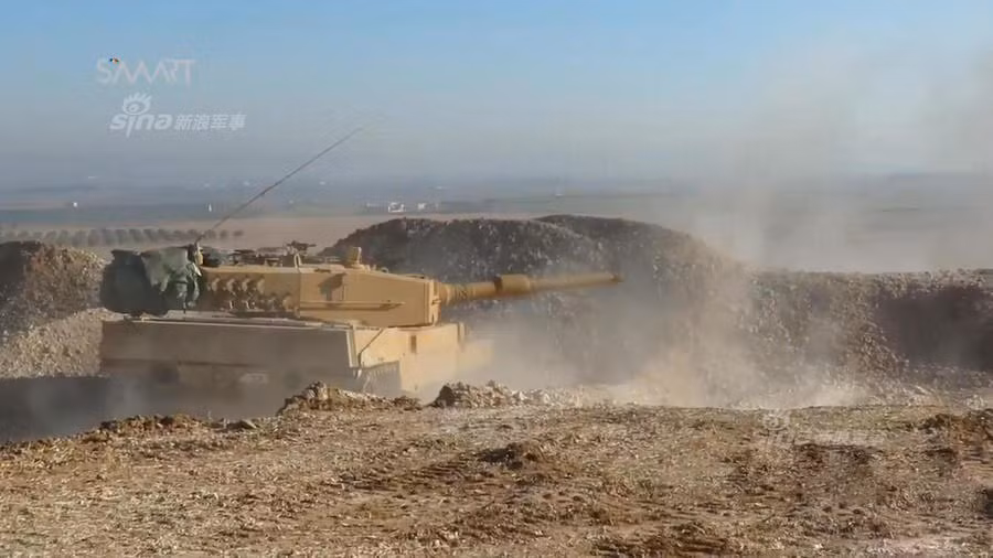 Leopard 2A4 có những cải tiến rất vượt trội như hệ thống chữa cháy tự động, hệ thống điều khiển hỏa lực điện tử đời mới, tháp pháo cải thiện với lớp giáp titan/vonfram phẳng tăng khả năng sống sót của xe trước các loại tên lửa cá nhân. Nguồn ảnh: Sina.