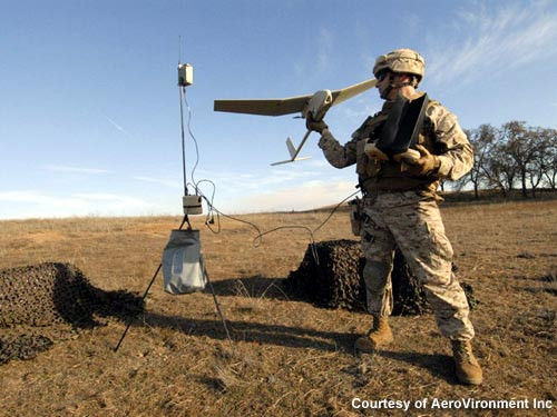 Trọn bộ điều khiển của RQ-11 bao gồm 1 ăng-ten thu phát tín hiệu, một điều khiển từ xa và một máy tính cá nhân để thu thập hình ảnh tình báo. Nguồn điện cho máy thu phát tín hiệu có thể dùng từ ác-quy dự phòng hoặc câu trực tiếp từ ác-quy xe ô-tô ra. Nguồn ảnh: Armytechnology.