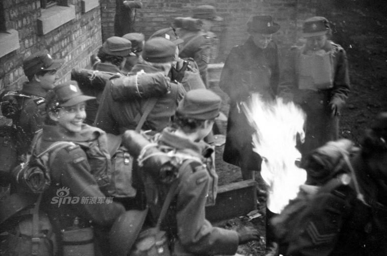 Những nữ binh sỹ Quân đội Hoàng Gia Anh ngoài mặt trận. Nguồn ảnh: Sina.