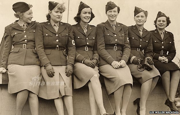 Những nữ sỹ quan Mỹ thời thế chiến 2 với quân phục gồm váy và guốc cao gót khá bắt mắt. Nguồn ảnh: Sina.