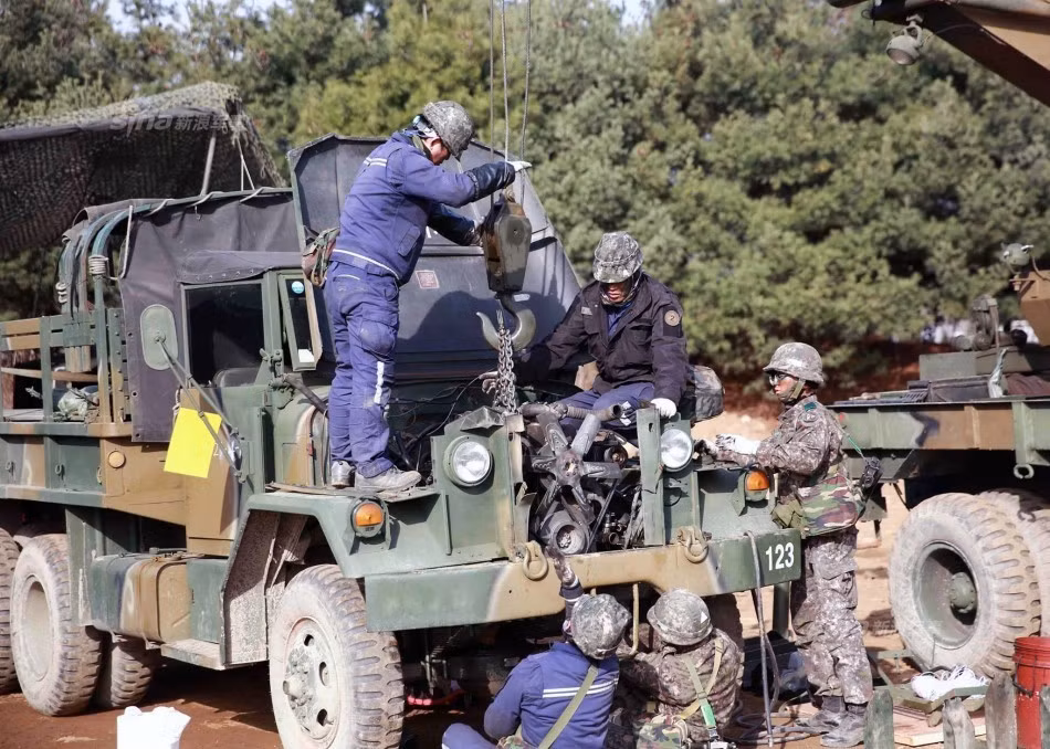 Thay thế động cơ ô-tô cơ động giữa chiến trường là một phần rất quan trọng đối với lực lượng hậu cần trong khuôn khổ cuộc tập trận. Nguồn ảnh: Sina.