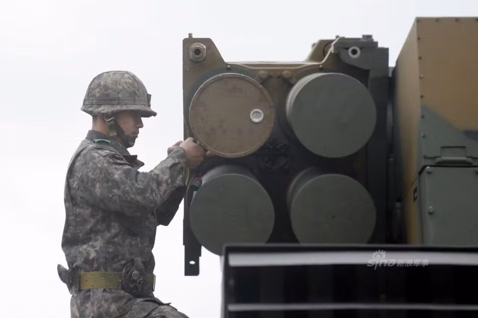 Trước đây, hệ thống tên lửa K-SAM đã từng xuất hiện trong một vài cuộc tập trận chung Mỹ-Hàn nhưng chỉ dừng lại ở mức độ thử trên hệ thống máy tính mô phỏng. Nguồn ảnh: Sina.