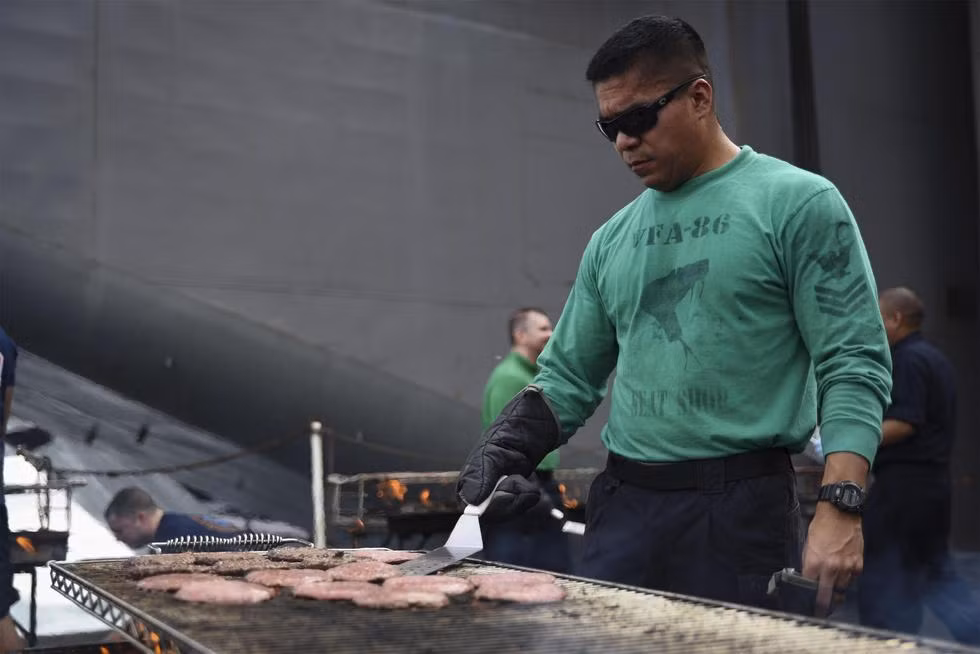 Tiệc thịt nướng BBQ trên tàu sân bay Mỹ. Với không gian cực rộng rãi và thoải mái, các thủy thủ có thể nghĩ ra đủ trò để tiêu khiển trên "Vùng lãnh thổ di động" của Mỹ này.
