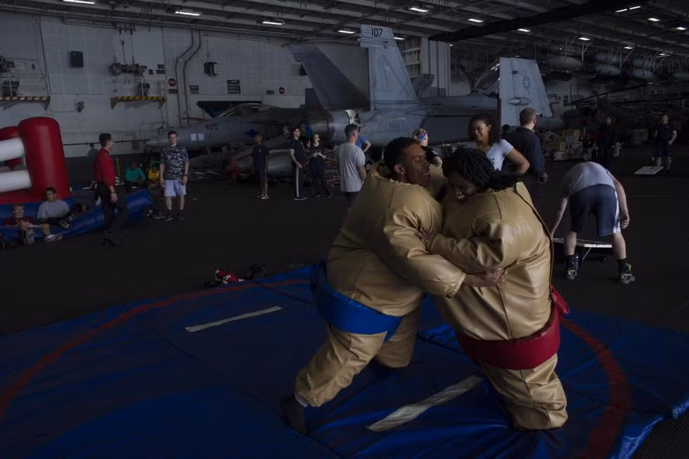 Khoang để máy bay cũng là một nơi có không gian cực rộng rãi để những thủy thủ xa nhà này xả stress mỗi khi cần.