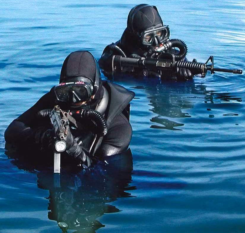 Do nhiệm vụ yêu cầu phải di chuyển dưới nước trong thời gian dài, có khi lên tới 12 tiếng nên các trang thiết bị của họ luôn phải đảm bảo có khả năng hoạt động tốt trong điều kiện khắc nghiệt, đặc biệt là súng phải chịu được ngâm nước thời gian dài mà không bị kẹt đạn. Nguồn ảnh: Beritah.