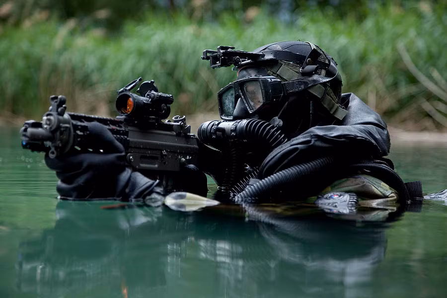 Với hàng chục kg trang thiết bị cuốn quanh người, nhìn các thợ lặn không khác gì các... phi công, thậm chí cũng có thể so sánh họ với các phi hành gia. Quân đội Nhân dân Việt Nam cũng có đội Đặc công nước - đơn vị tinh nhuệ nhất trong các đơn vị bộ binh với những trang thiết bị cũng hiện đại không kém. Nguồn ảnh: Pinterest.