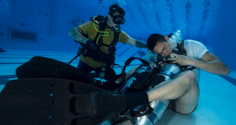 Thậm chí họ còn học cách cận chiến dưới nước, nơi mà những cú đấm, đá có lực rất yếu thì cào, cấu, móc mắt, giật ống thở,... là những kỹ năng sống còn khi chiến đấu tay không với kẻ thù dưới mặt nước. Nguồn ảnh: Fksa.