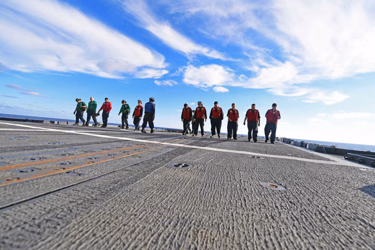 Tàu USS Hue city đã "suýt" bị loại biên vào năm 2014 vì thiếu ngân sách hoạt động và gặp phải hàng loạt hỏng hóc khiến nó phải sửa chữa trong vòng 8 tháng trời. Sau khi được Quốc hội Mỹ chấp thuận chi thêm ngân sách hoạt động, chiếc CG-66 này dự kiến sẽ tiếp tục hoạt động cho đến năm 2021. Nguồn ảnh: Militarynews.