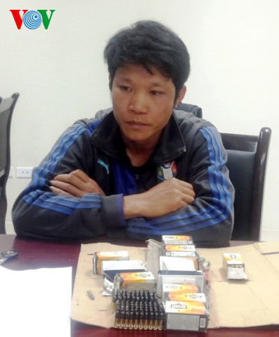 Bat giu doi tuong van chuyen 700 vien dan qua bien gioi