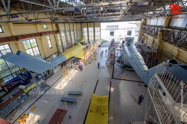 Trong ảnh, hai phần thân trực thăng khổng lồ Mi-26 đang dần được hoàn thiện. Nguồn ảnh: Sina.