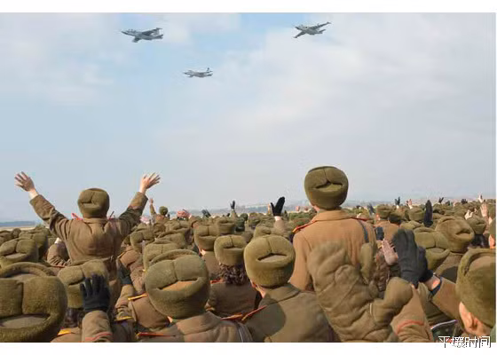 Thêm vào đó là một lượng lớn các học viên, các lực lượng mặt đất và các binh lính, sỹ quan cùng tham gia theo dõi cuộc tập trận này. Nguồn ảnh: Sina.