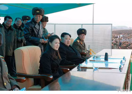 Lãnh đạo Kim Jong Un theo dõi và chỉ đạo cuộc tập trận cùng các sỹ quan cấp cao trong Không quân Triều Tiên. Nguồn ảnh: Sina.