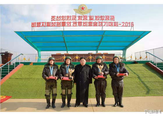 Những phi công xuất sắc nhất được chụp ảnh chung với lãnh đạo Kim Jong Un. Nguồn ảnh: Sina.