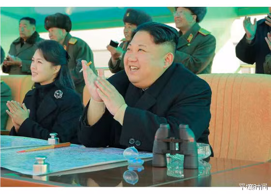 Lãnh đạo Kim Jong Un cùng phu nhân. Nguồn ảnh: Sina.