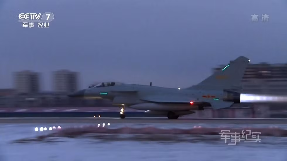 So với phiên bản J-10 và J-10A trước đây thì J-10B có hệ thống rada tiên tiến vượt trội hoàn toàn kèm theo đó là độ cơ động cực cao với những cải tiến mới trong hệ thống phần mềm điều khiển. Nguồn ảnh: QQ.