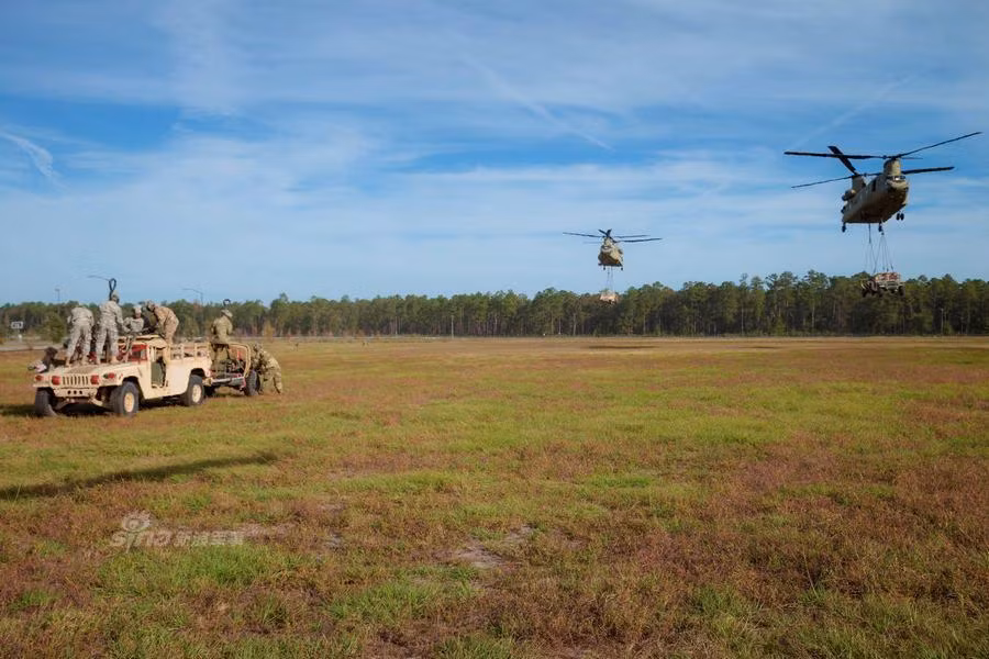 Mạng Sina cho rằng, nếu Trung Quốc được trang bị chiếc trực thăng có mức độ cơ động lớn như Chinook CH-47 thì khả năng hậu cần của nước này sẽ cải thiện rõ rệt. Nguồn ảnh: Sina.