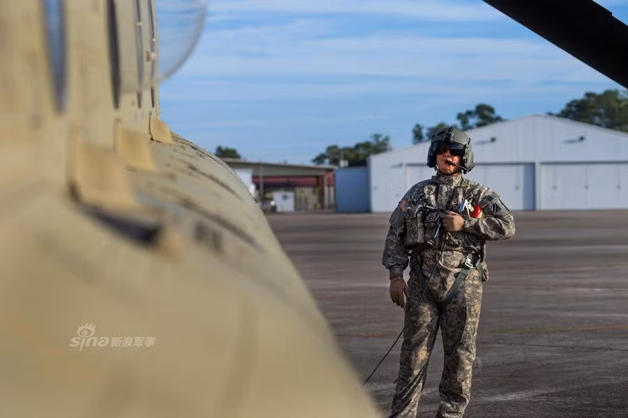 Cũng nhờ hai khối động cơ tuốc bin trục Lycoming T55-GE-714A cung cấp 4733 mã lực/chiếc khiến chiếc trực thăng CH-47 này có khả năng bay với tốc độ tối đa 310 km/h, tầm bay 740 km và trần bay 6000 mét. Nguồn ảnh: Sina.