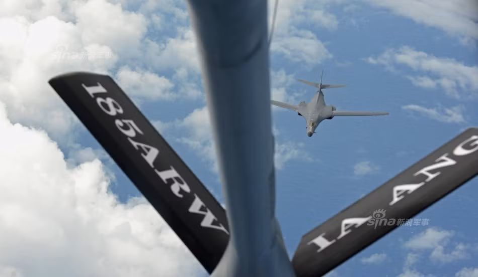 Trang mạng Sina vừa đăng tải hình ảnh được cho là các hoạt động của máy bay ném bom B-1B Lancer của Không quân Mỹ bay tuần tra trên không phận quốc tế ở Biển Đông. Nguồn ảnh: Sina.