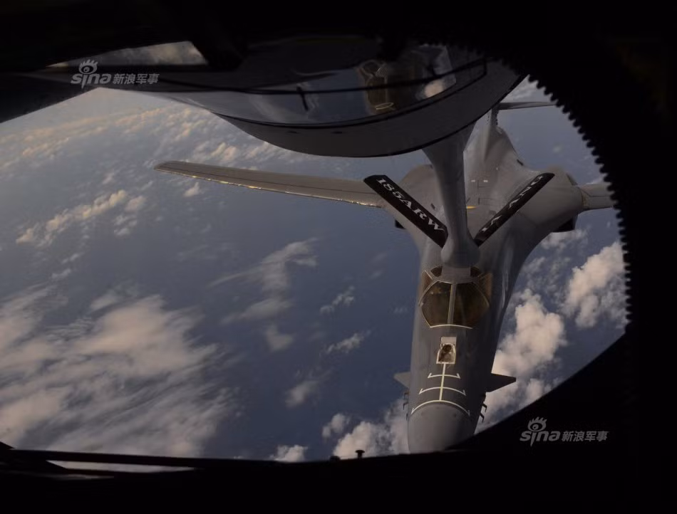 Máy bay ném bom B-1B Lancer có tổ bay gồm 4 người bao gồm hai phi công, sĩ quan chỉ huy tấn công và sĩ quan chỉ huy phòng thủ. Điểm đặc biệt nhất của chiếc máy bay ném bom chiến lược này đó là nó có thiết kế cánh cụp cánh xòe, giúp máy bay tăng tốc lên tới Mach 1,25 tương đương với khoảng 1.350 km/h ở độ cao 15.000 mét. Nguồn ảnh: Sina.