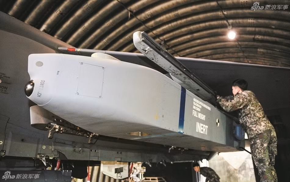 Hôm 22/12 vừa qua, tên lửa không đối đất tầm xa Taurus đã chính thức trực chiến trên các tiêm kích F-15K của không lực Hàn Quốc. Đây là loại tên lửa tầm xa với tầm bắn đạt khoảng 500 km với tốc độ cận âm (Mach 0,85~0,9). Nguồn ảnh: Sina.