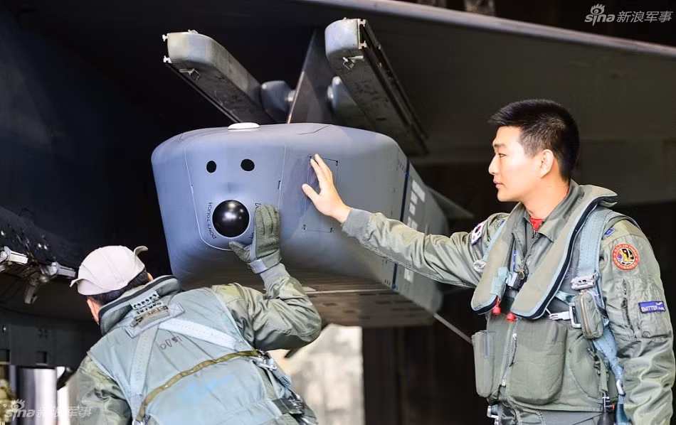 Có trọng lượng lên tới 1,4 tấn (tính cả đầu đạn nặng 481 kg), không phải loại máy bay nào cũng có thể mang được Taurus. Hiện tên lửa đối đất Taurus chỉ được tích hợp với 3 loại máy bay đó là chiếc Tornado, F/A-18 và F-15K. Nguồn ảnh: Sina.