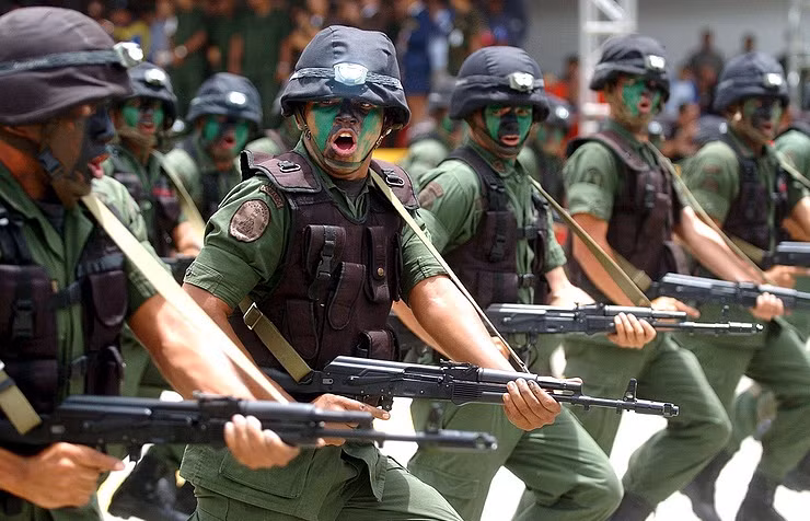 Hãng thông tấn TASS hôm 7/12 dẫn lời Phó Thủ tướng Dmitry Rogozin cho hay, dây chuyền sản xuất súng trường tấn công AK-103 sẽ đi vào hoạt động từ năm 2019 ở Venezuela. Nguồn ảnh: Tass.