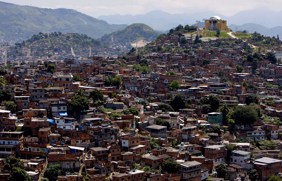 Điểm đen của nạn ma túy và cũng là địa bản doanh buôn ma túy giữa lòng thành phố chính là những khu ổ chuột, lực lượng cảnh sát Brazil luôn đau đầu để đối phó với nạn ma túy ở các khu ổ chuột này và mỗi lần càn quét vào đây họ đều phải đối mặt với rất nhiều thương vong. Nguồn ảnh: Boston.
