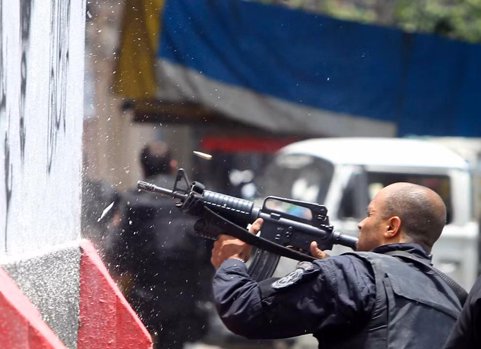 Lực lượng đặc nhiệm chống ma túy được quyền bắn hạ bất cứ ai cầm vũ khí, tuy nhiên việc đấu súng giữa khu dân cư luôn có thể dẫn tới khả năng bắn nhầm, đạn lạc gây nguy hiểm cho những người vô tội khác. Nguồn ảnh: Boston.