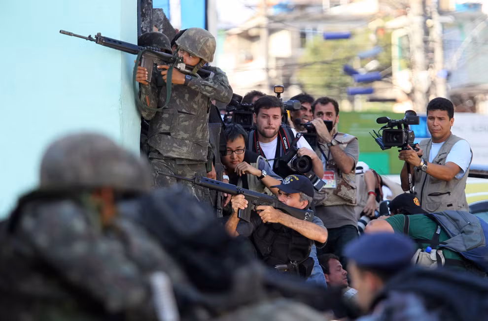 Lực lượng quân đội sẽ chỉ làm nhiệm vụ cảnh giới vòng ngoài cùng và bảo vệ các phóng viên đưa tin tại hiện trường. Nguồn ảnh: Boston.