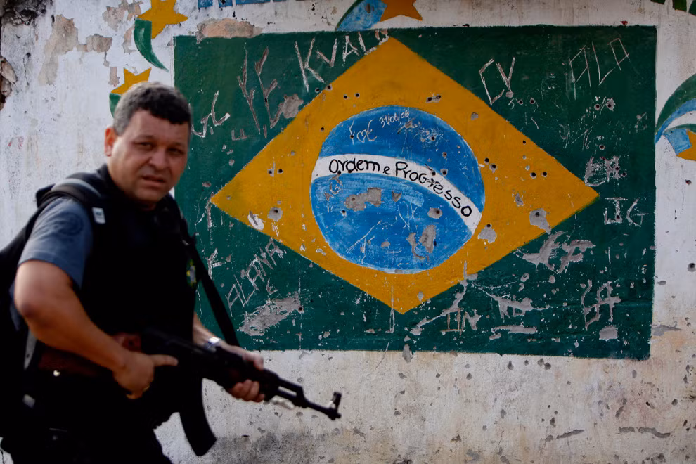 Một bức tường lỗ chỗ vết đạn trong một khu ổ chuột ở Brazil. Nguồn ảnh: Boston.