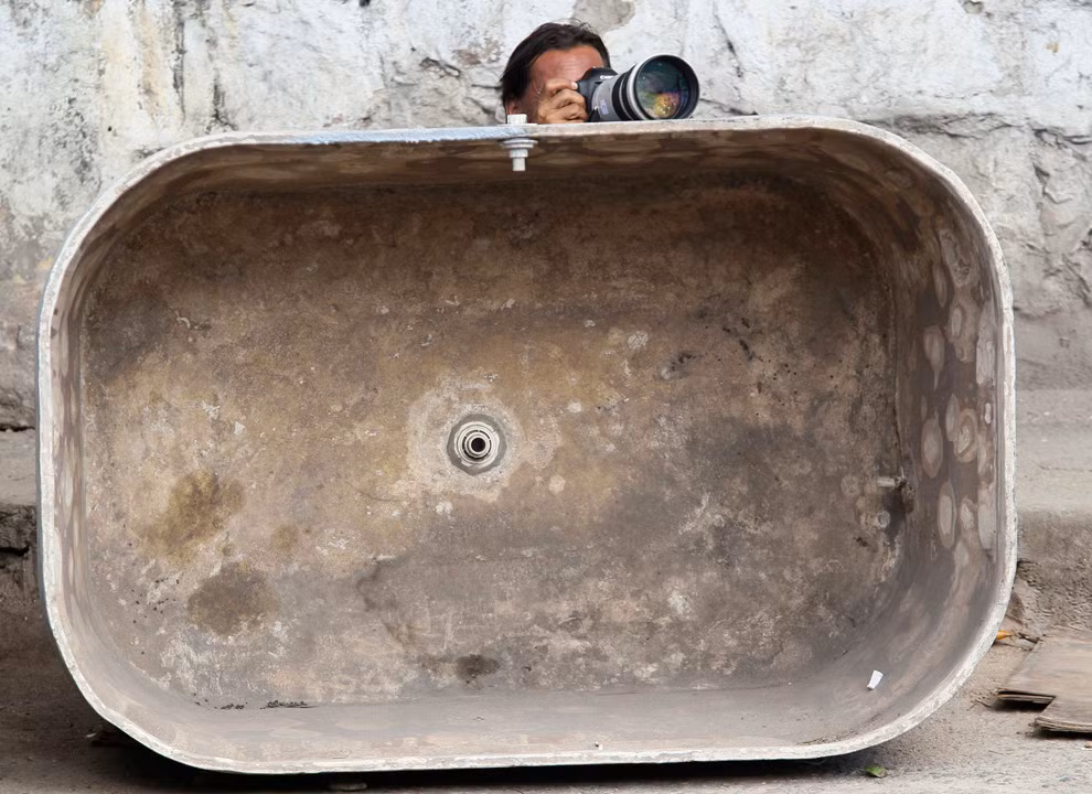 Các phóng viên làm phóng sự ở các khu ổ chuột cũng nguy hiểm không kém gì so với các phóng viên chiến trường. Nguồn ảnh: Boston.