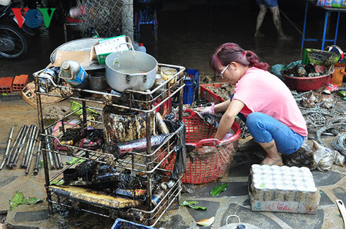 Dầu nhớt đen ngòm, đặc quánh bám vào khắp các vật dụng sinh hoạt đến xe máy, ô tô... khiến người dân khổ sở. Nguồn ảnh:VOV.