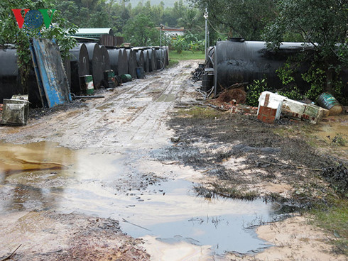 Tại hiện trường, khu vực bồn chứa dầu của doanh nghiệp Phú Quý đặt trên sàn đất, không có đế, không có dây giằng chống lật bồn. Khi lũ quét qua đã làm ngập và lật số bồn dầu nói trên, khiến 700 lít dầu tràn ra ngoài, theo nước lũ tràn vào nhà dân. Ước tính khoảng 2.000 m2 mặt ao, suối và mặt đất có dầu đọng. Nguồn ảnh:VOV.