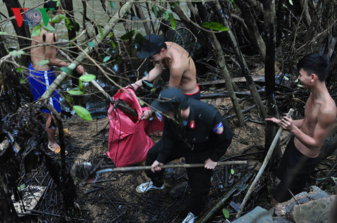 Hiện nay, các lực lượng đã khoanh vùng không để dầu lan ra bên ngoài và chờ hướng xử lý từ cơ quan chức năng. Đại diện doanh nghiệp Phú Quý cũng phát đi thông tin cam kết sẽ đền bù thiệt hại những gia đình bị ảnh hưởng do dầu loang. Doanh nghiệp này cũng đang nỗ lực hút lại số dầu nhớt bị tràn để bảo vệ môi trường. Nguồn ảnh:VOV.