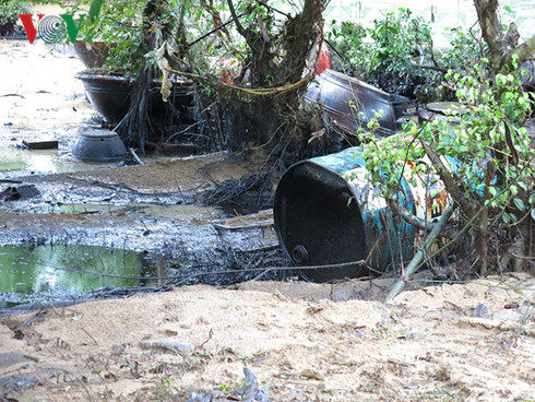 Trận lũ quét xảy ra vào đầu giờ chiều 15/12, đã cuốn trôi hơn 100 thùng phuy chứa dầu nhớt của doanh nghiệp tư nhân Thương mại Phú Quý (ở tổ 4, khu vực 8, phường Bùi Thị Xuân, thành phố Quy Nhơn). Nguồn ảnh:VOV.