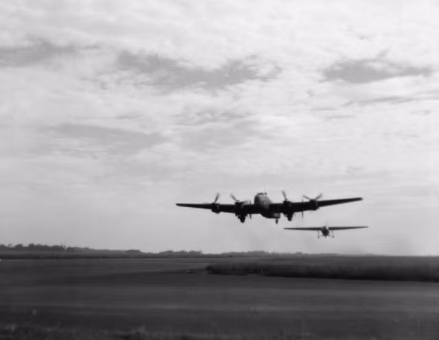 Một chiếc tàu lượn được máy bay ném bom B-17 kéo lên trời, khi đạt đủ độ cao và đến đủ gần vị trí hạ cánh các phi công B-17 sẽ cắt dây quay về còn chiếc tàu lượn sẽ dần dần hạ độ cao và đáp trúng vị trí đã định. Nguồn ảnh: Warhistoryonline.