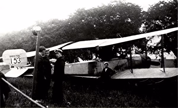 Một năm sau, vào mùa thu năm 1913 Không quân Anh đã cho ra đời chiếc máy bay ném bom đầu tiên trên thế giới, chiếc Bristol T.B.8 với khả năng mang theo 12x4,5kg bom ở phía dưới hai cánh và bụng máy bay, kèm theo đó là tính năng thả từng quả hoặc thả tất cả cùng lúc. Kỷ nguyên "bom cầm tay" của các phi công chính thức kết thúc từ đây. Nguồn ảnh: Wikipedia.