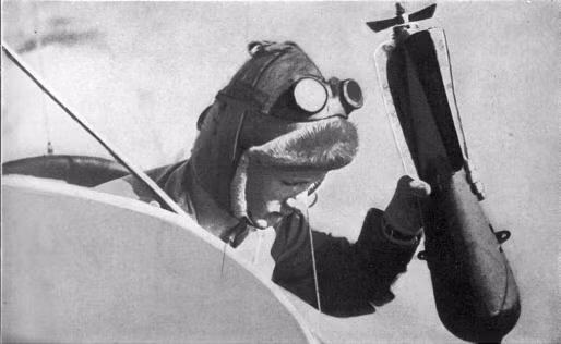 Thời gian đầu các máy bay ném bom chỉ có thể mang được vài chục đến tối đa là 100 kg tương đương với 15, 20 quả bom cầm tay là hết cỡ, thường những phi công sẽ lượn chếch góc chân trời khoảng 20 độ trước khi "quăng" bom ra khỏi buồng lái. Nguồn ảnh: Tibaclub.